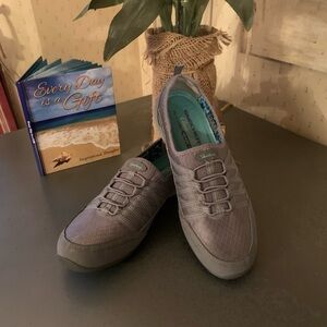 Sketchers, Classic fit, air cooled memory foam, GRAY, size 9. VERY COMFORTABLE.